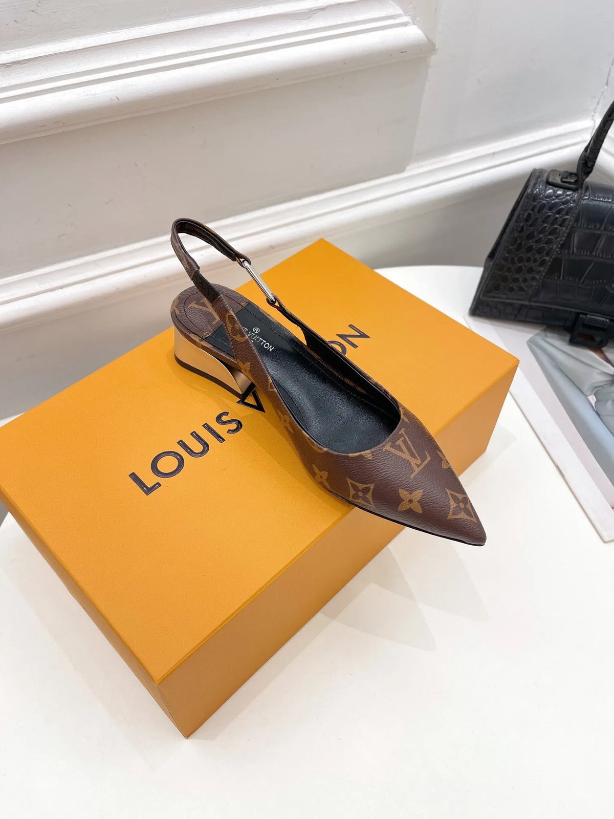 Magnetic Slingback Pump Brown Y31631
