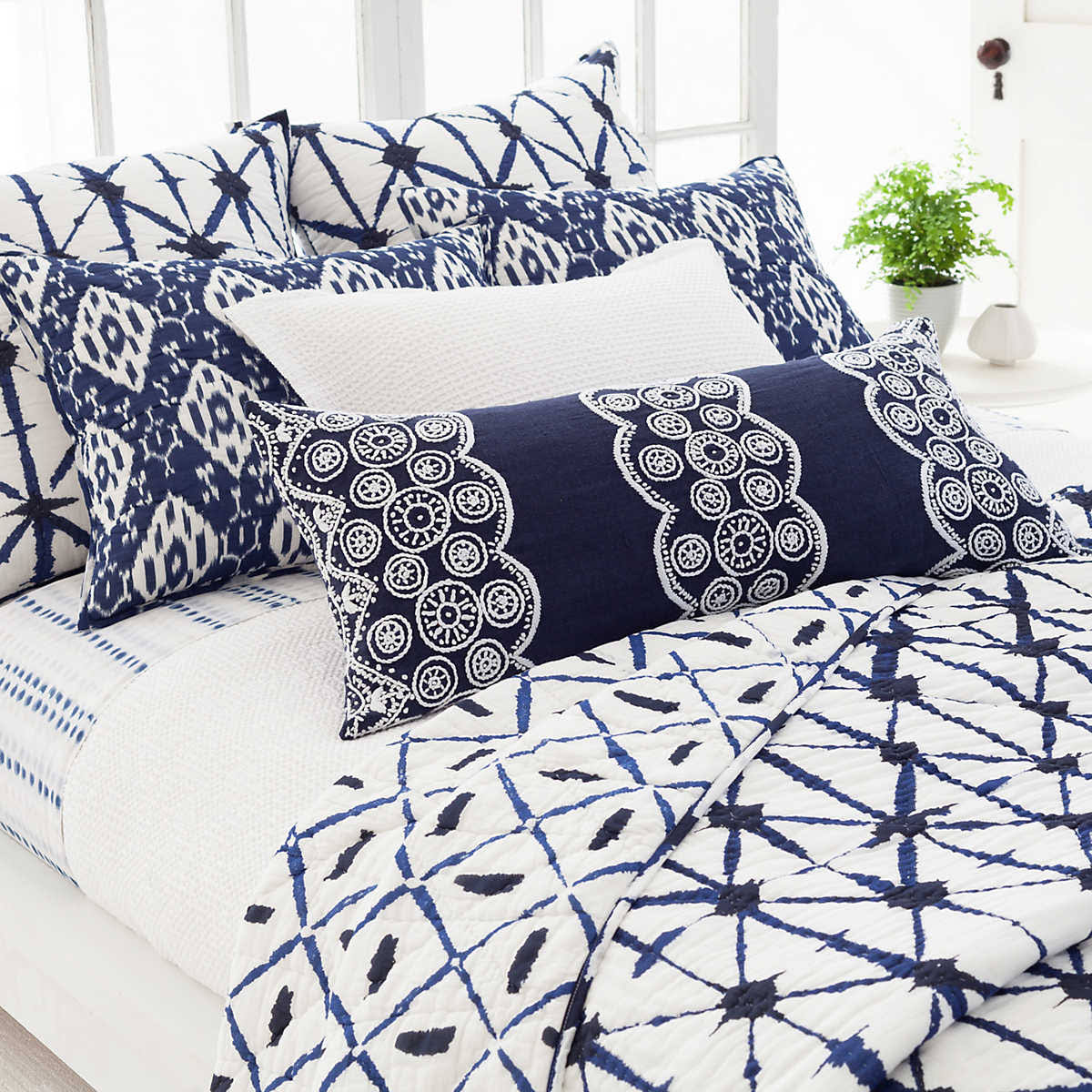 White Queen Coverlet U12358