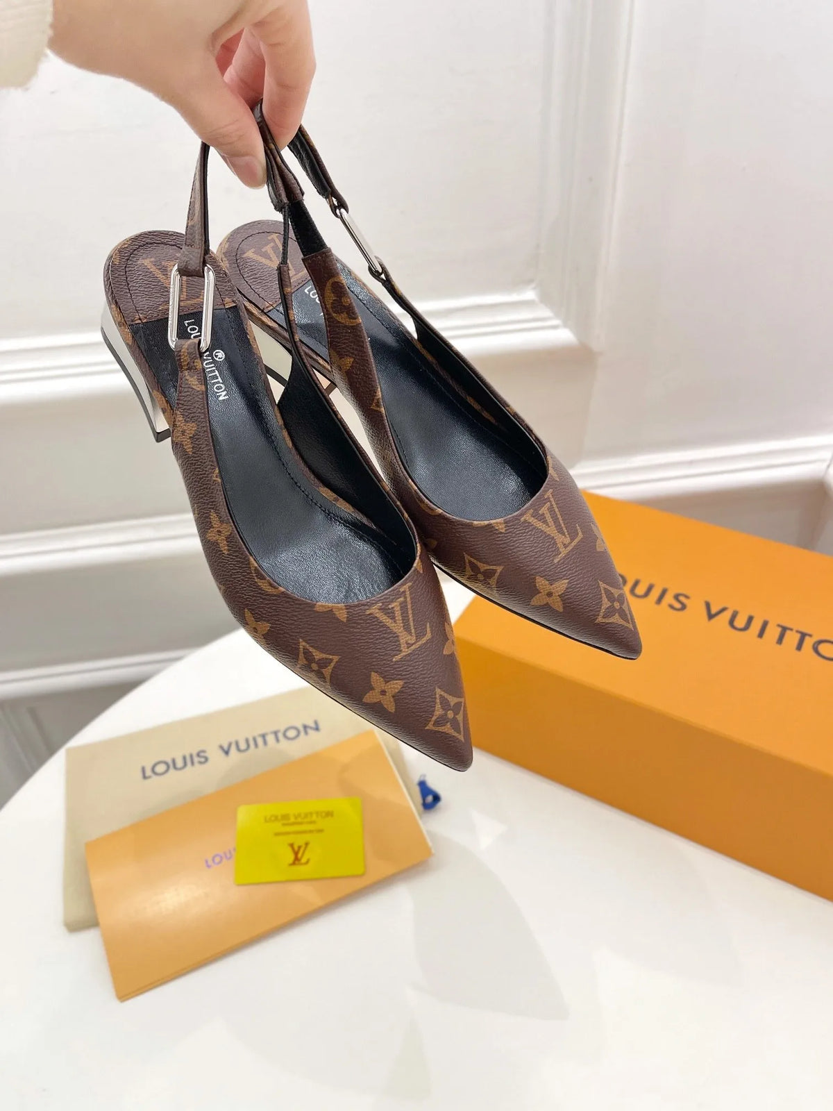 Magnetic Slingback Pump Brown Y31631