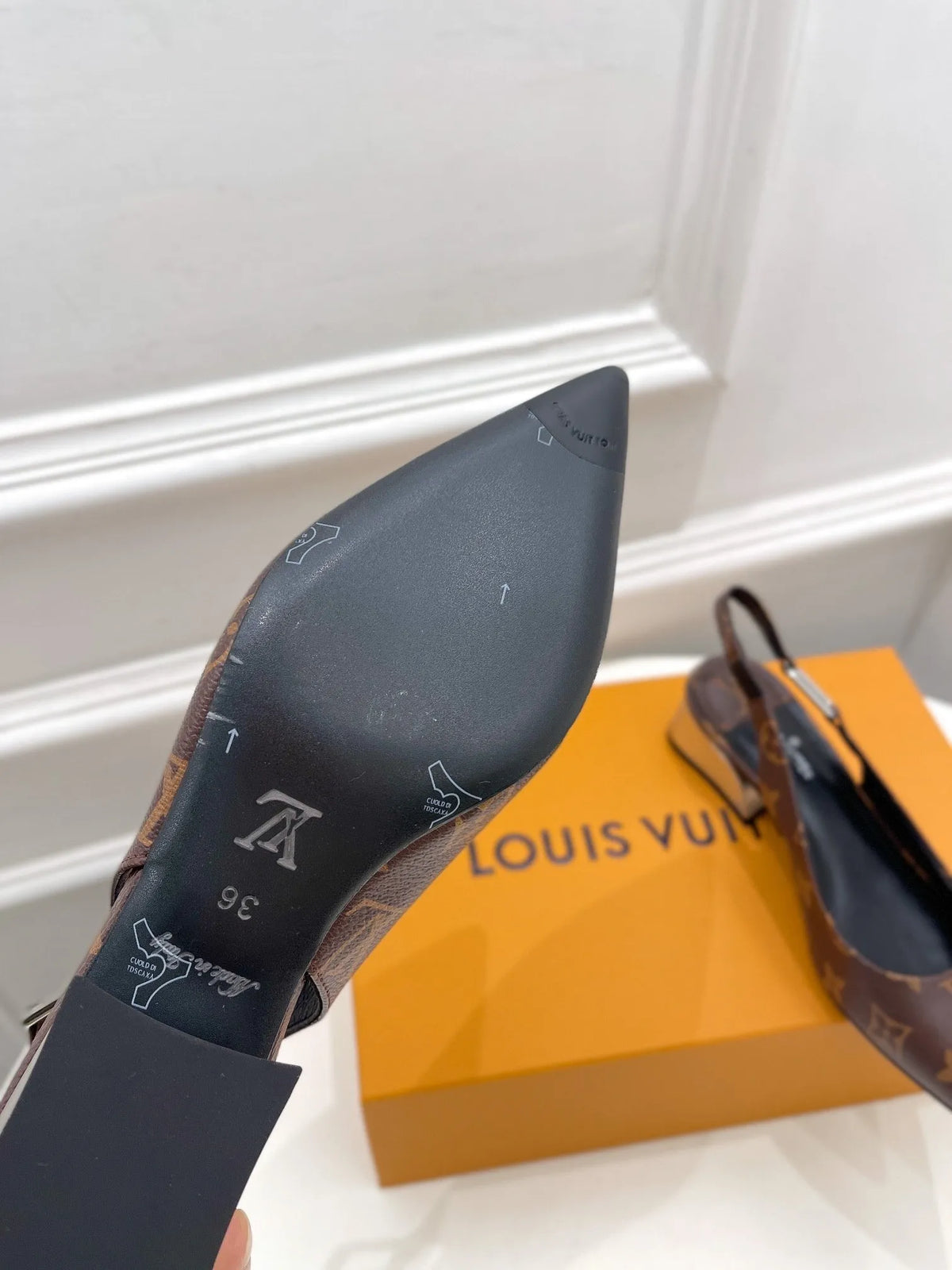 Magnetic Slingback Pump Brown Y31631
